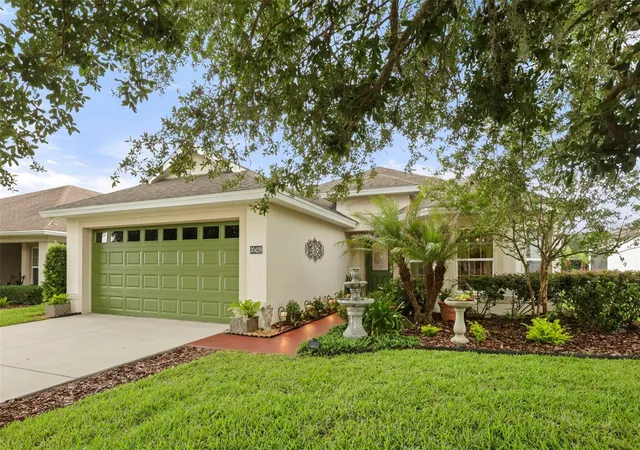 Homes for sale in Tavares, FL | 30429 Island Club Dr, Tavares, FL 32778 | MLS# G5112517