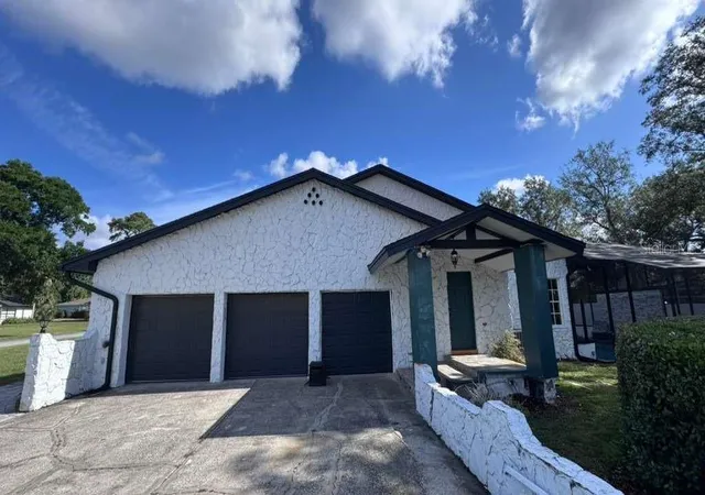 Photo 2 of Single family home for sale at 4627 Woodlot Ct, Orlando, FL 32835 | MLS# O6408777 | Listing updated on 2026-09-05
