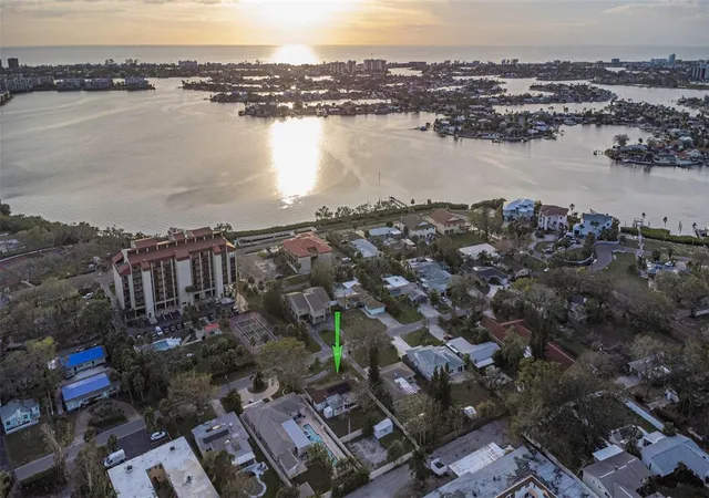Listing Photo 2 - Condo for sale in building located at 7045 Hibiscus, SOUTH PASADENA, FL 33707 - Unit #