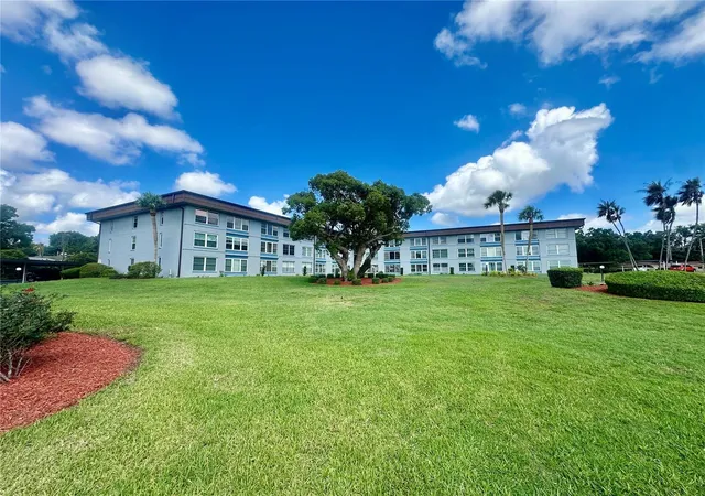 3rd image of 333 Lake Howard Dr Nw #304B, Winter Haven, FL 33880 | MLS# L4961973