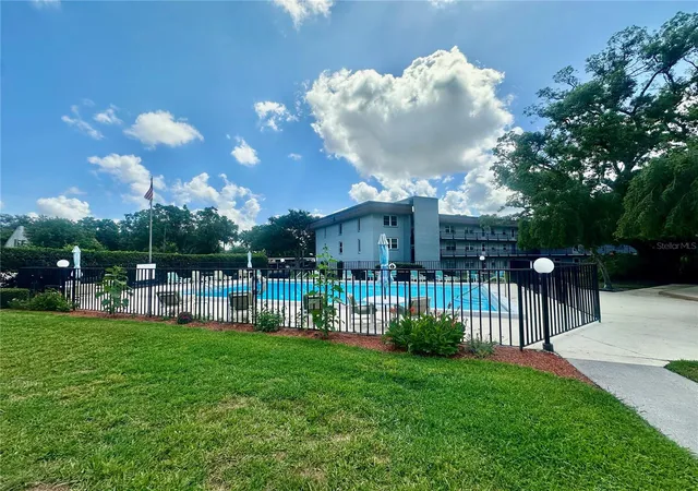 5th image of 333 Lake Howard Dr Nw #304B, Winter Haven, FL 33880 | MLS# L4961973