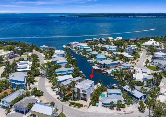 2nd image of 201 N Harbor Dr, Holmes Beach, FL 34217 | MLS# TB8509893