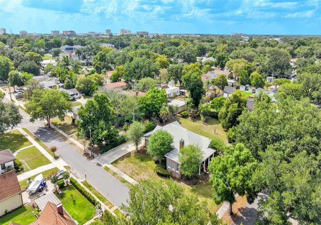 Photo 4 of Single family home for sale at 747 S Clayton Ave, Lakeland, FL 33801 | MLS# L4961988 | Listing updated on 2026-08-06