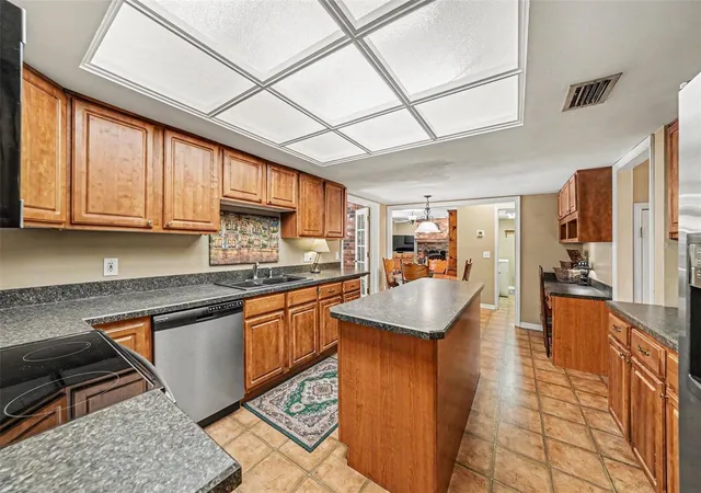 image of 6612 Peachtree Dr, Temple Terrace, FL 33617 | MLS# TB8509973