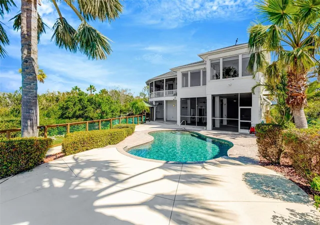 Photo 3 of Single family home for sale at 511 Seaview Dr, Tarpon Springs, FL 34689 | MLS# TB8510049 | Listing updated on 2026-09-18