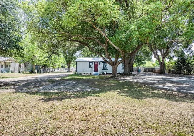 Photo 2 of Manufactured home for sale at 5220 Spring Crk Dr, Lakeland, FL 33811 | MLS# L4962001 | Listing updated on 2026-09-14