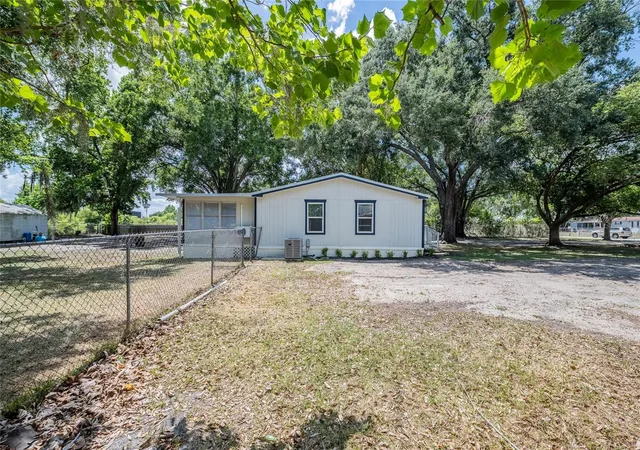 Photo 4 of Manufactured home for sale at 5220 Spring Crk Dr, Lakeland, FL 33811 | MLS# L4962001 | Listing updated on 2026-09-14