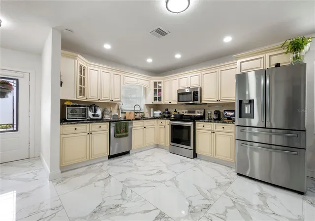 Photo 4 of Single family home for sale at 2811 W Ohio Ave, Tampa, FL 33607 | MLS# TB8510147 | Listing updated on 2026-10-05
