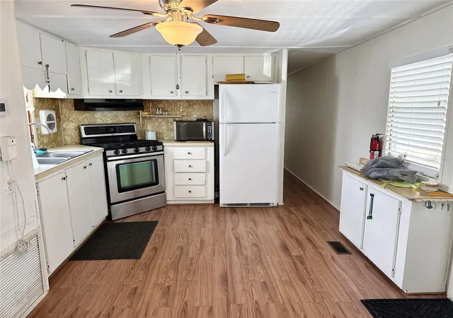 Photo 3 of Manufactured home for sale at 425 Mount Piney Ave NE #681, Saint Petersburg, FL 33702 | MLS# TB8510414 | Listing updated on 2026-09-12