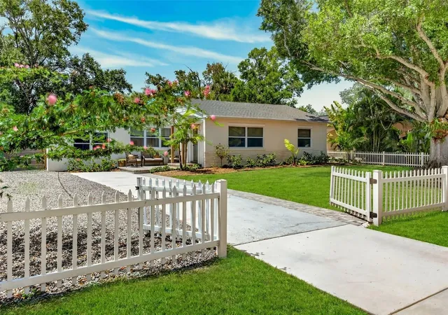 Homes for sale in Tampa, FL | 2810 Sanders Dr, Tampa, FL 33611 | MLS# TB8510454