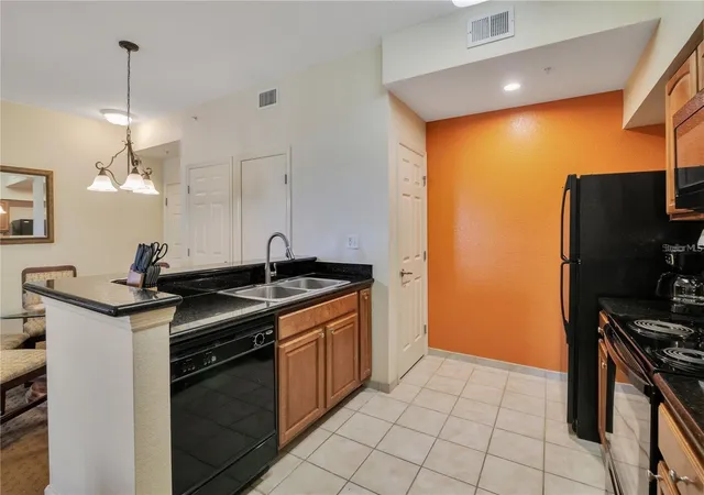 Photo 4 of Condo for sale at 8101 Resort Village Dr #3905, Orlando, FL 32821 | MLS# O6409353 | Listing updated on 2026-08-14