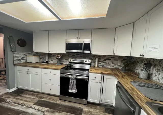 5th image of 220 Ne 11Th St, Crystal River, FL 34428 | MLS# TB8510547