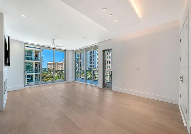 Listing Photo 4 - Condo for sale in building located at 253 Golden Gate Pt, SARASOTA, FL 34236 - Unit #401