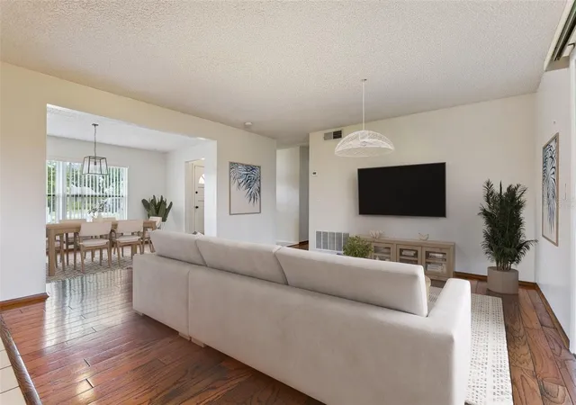Photo 3 of Single family home for sale at 4101 Playa Ct, Belle Isle, FL 32812 | MLS# O6409531 | Listing updated on 2026-09-25