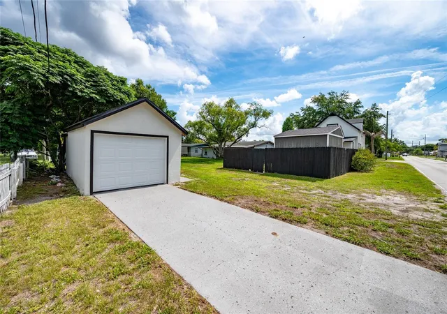 Photo 3 of Single family home for sale at 922 Delaware Ave, Saint Cloud, FL 34769 | MLS# O6409604 | Listing updated on 2026-08-27