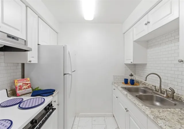 Listing Photo 4 - Condo for sale in building located at 2353 Shelley St, CLEARWATER, FL 33765 - Unit #19
