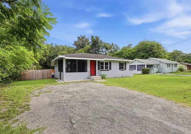 Photo 3 of Single family home for sale at 320 W Graves Ave, Orange City, FL 32763 | MLS# V4949205 | Listing updated on 2026-08-30
