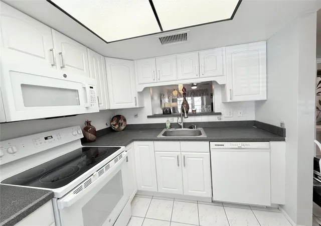 4th image of 2465 Northside Dr #604, Clearwater, FL 33761 | MLS# TB8510932