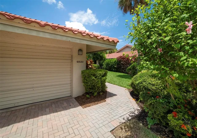 Photo 2 of Condo for sale at 4820 Kestral Park Cir #18, Sarasota, FL 34231 | MLS# A4694438 | Listing updated on 2026-08-30