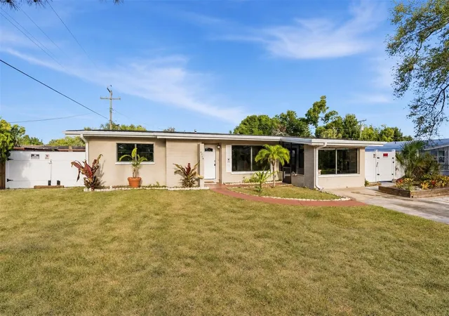 Photo 1 of Sale Pending at 2715 Ingot Pl, Sarasota, FL 34235 | MLS# A4694449 | Listing updated on 2026-09-14