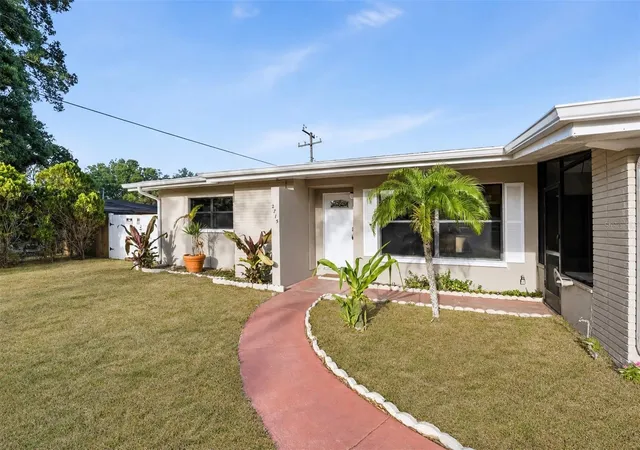 Photo 2 of Sale Pending at 2715 Ingot Pl, Sarasota, FL 34235 | MLS# A4694449 | Listing updated on 2026-09-14