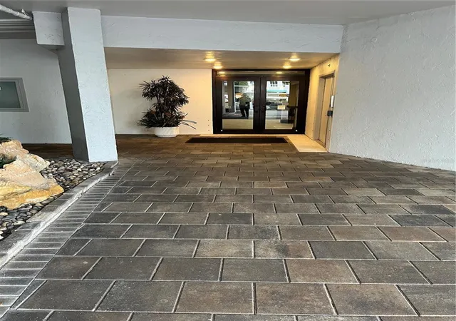2nd image of 435 S Gulfstream Ave, SARASOTA, FL 34236