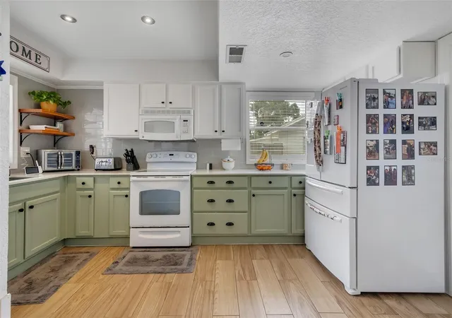 Photo 4 of Single family home for sale at 215 Kilmer Ln, Winter Haven, FL 33884 | MLS# O6409847 | Listing updated on 2026-05-30