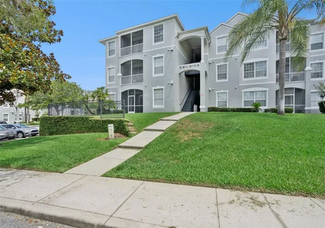 Listing Photo 3 - Condo for sale in building located at 8107 Coconut Palm Wy, Kissimmee, FL 34747 - Unit #205