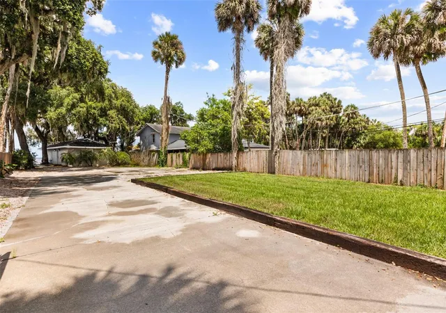 Photo 3 of Single family home for sale at 2462 Fort Ln Rd, Geneva, FL 32732 | MLS# O6410136 | Listing updated on 2026-10-05