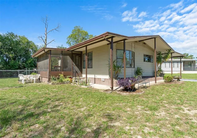 Photo 3 of Manufactured home for sale at 7106 Fitzpatrick Ave, Brooksville, FL 34613 | MLS# W7886016 | Listing updated on 2026-08-30