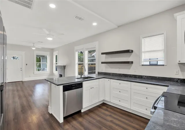 5th image of 112 E Emily St, Tampa, FL 33603 | MLS# TB8511629