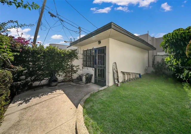 2nd image of 411 Burns Court, Sarasota, FL 34236 | MLS# A4694679