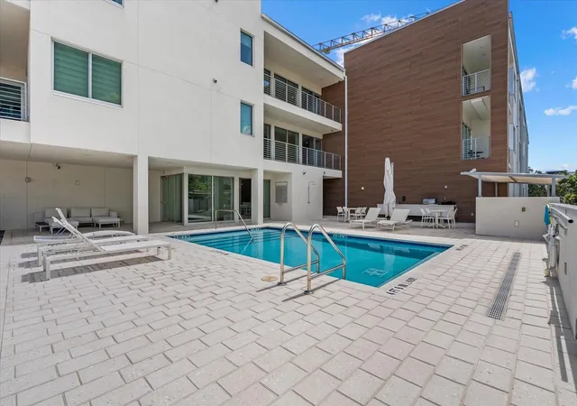 2nd image of 332 Cocoanut Ave #302, Sarasota, FL 34236 | MLS# A4694715