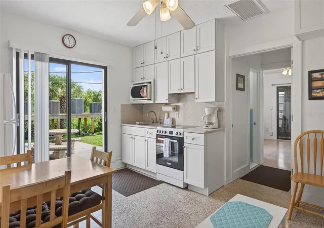 4th image of 908 Villas Dr #14, Venice, FL 34285 | MLS# N6144460