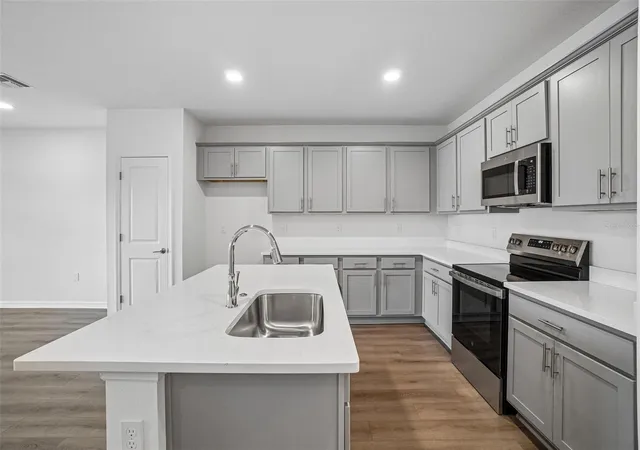 Photo 4 of Townhouse for sale at 6868 Holcombe Dl Dr, Zephyrhills, FL 33541 | MLS# TB8511816 | Listing updated on 2026-09-01
