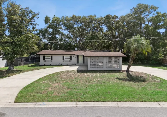 Photo 3 of Single family home for sale at 1310 Lee Ct, Leesburg, FL 34748 | MLS# O6410744 | Listing updated on 2026-10-01