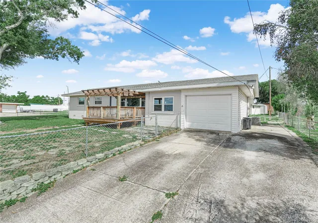 Photo 2 of Single family home for sale at 231 Ridge Manor Dr, Lake Wales, FL 33853 | MLS# K4903520 | Listing updated on 2026-09-29