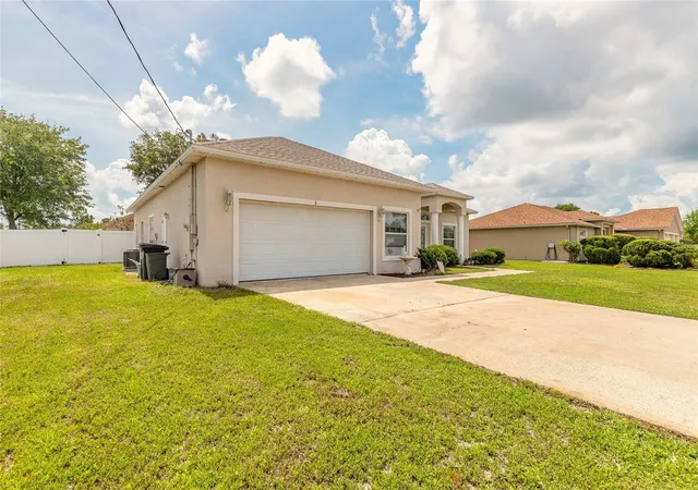 Photo 3 of Single family home for sale at 8 Lamoyne Ln, Palm Coast, FL 32137 | MLS# V4949277 | Listing updated on 2026-10-17