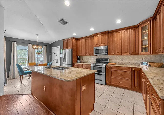 3rd image of 16316 Bridgeglade Ln, Lithia, FL 33547 | MLS# TB8512185
