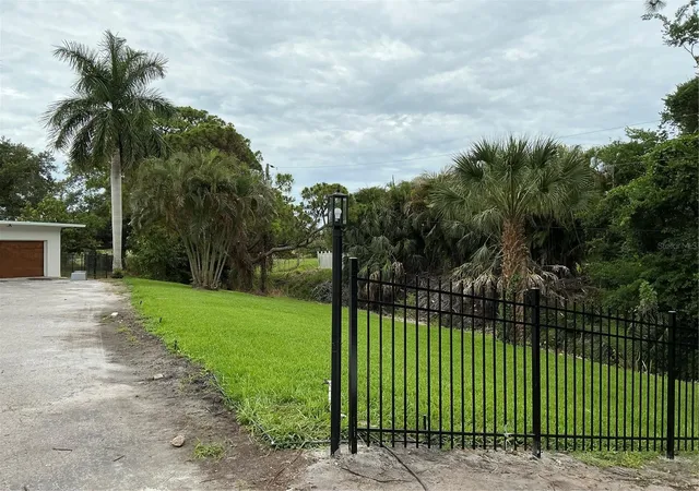 Photo 3 of Single family home for sale at 502 Magellan Dr, Sarasota, FL 34243 | MLS# A4694830 | Listing updated on 2026-09-08