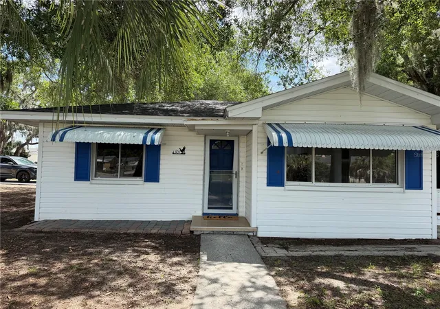 Photo 2 of Single family home for sale at 301 S Seminole Ave, Minneola, FL 34715 | MLS# G5112884 | Listing updated on 2026-08-24