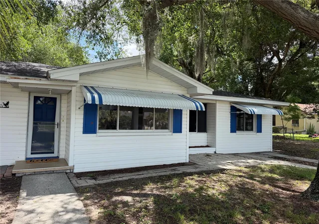 Photo 3 of Single family home for sale at 301 S Seminole Ave, Minneola, FL 34715 | MLS# G5112884 | Listing updated on 2026-08-24