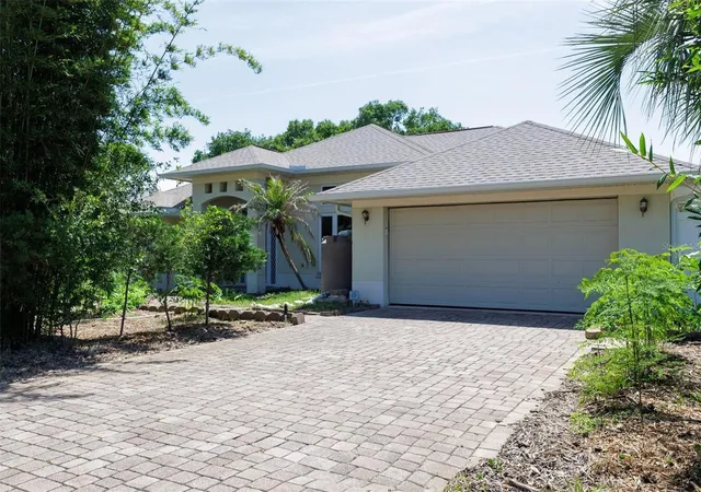 Photo 2 of Single family home for sale at 6 Fairhill Ln, Palm Coast, FL 32137 | MLS# FC318810 | Listing updated on 2026-08-15