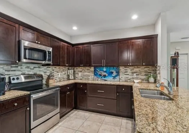3rd image of 994 Celtic Cir, Tarpon Springs, FL 34689 | MLS# W7886108