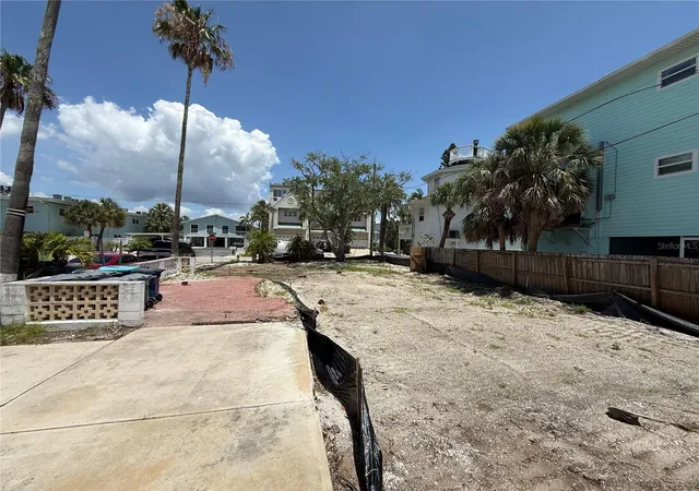 4th image of 8586 E Bay Dr, Treasure Island, FL 33706 | MLS# TB8512413