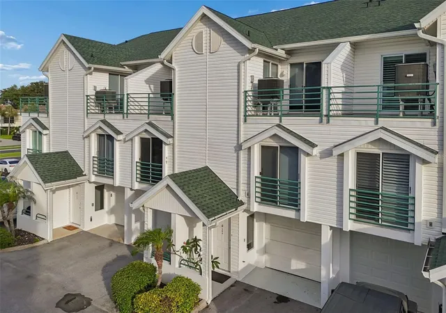 2nd image of 320 Island Wy #304, Clearwater Beach, FL 33767 | MLS# TB8512455