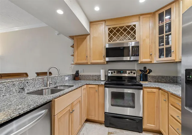 5th image of 320 Island Wy #304, Clearwater Beach, FL 33767 | MLS# TB8512455