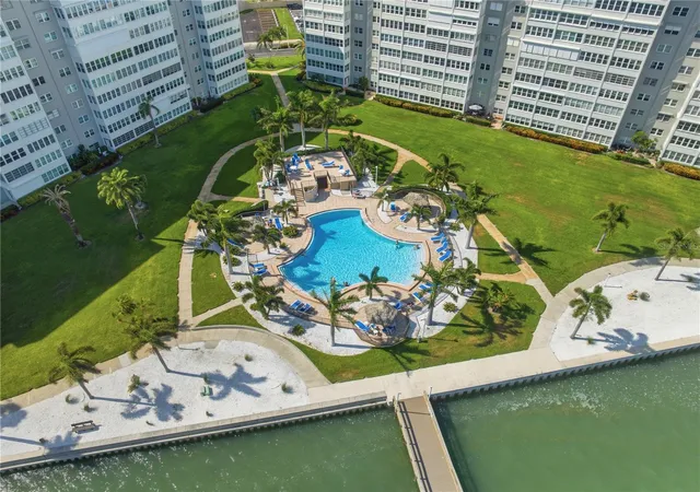 Listing Photo 2 - Condo for sale in building located at 5108 Brittany Dr S, St. Petersburg, FL 33715 - Unit #506