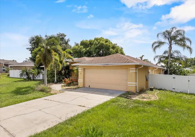 Photo 1 of Single family home for sale at 307 Sterling Dr, Winter Haven, FL 33884 | MLS# S5150673 | Listing updated on 2026-05-27