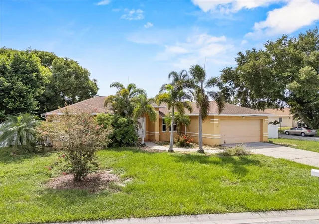 Photo 2 of Single family home for sale at 307 Sterling Dr, Winter Haven, FL 33884 | MLS# S5150673 | Listing updated on 2026-05-27